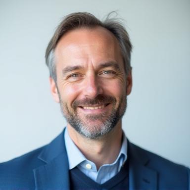 Professionelles Porträt von Dr. Klaus Becker, Leiter Forschung & Entwicklung bei EuroMaut Consulting.